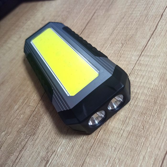 Яскравий світлодіодний ліхтарик