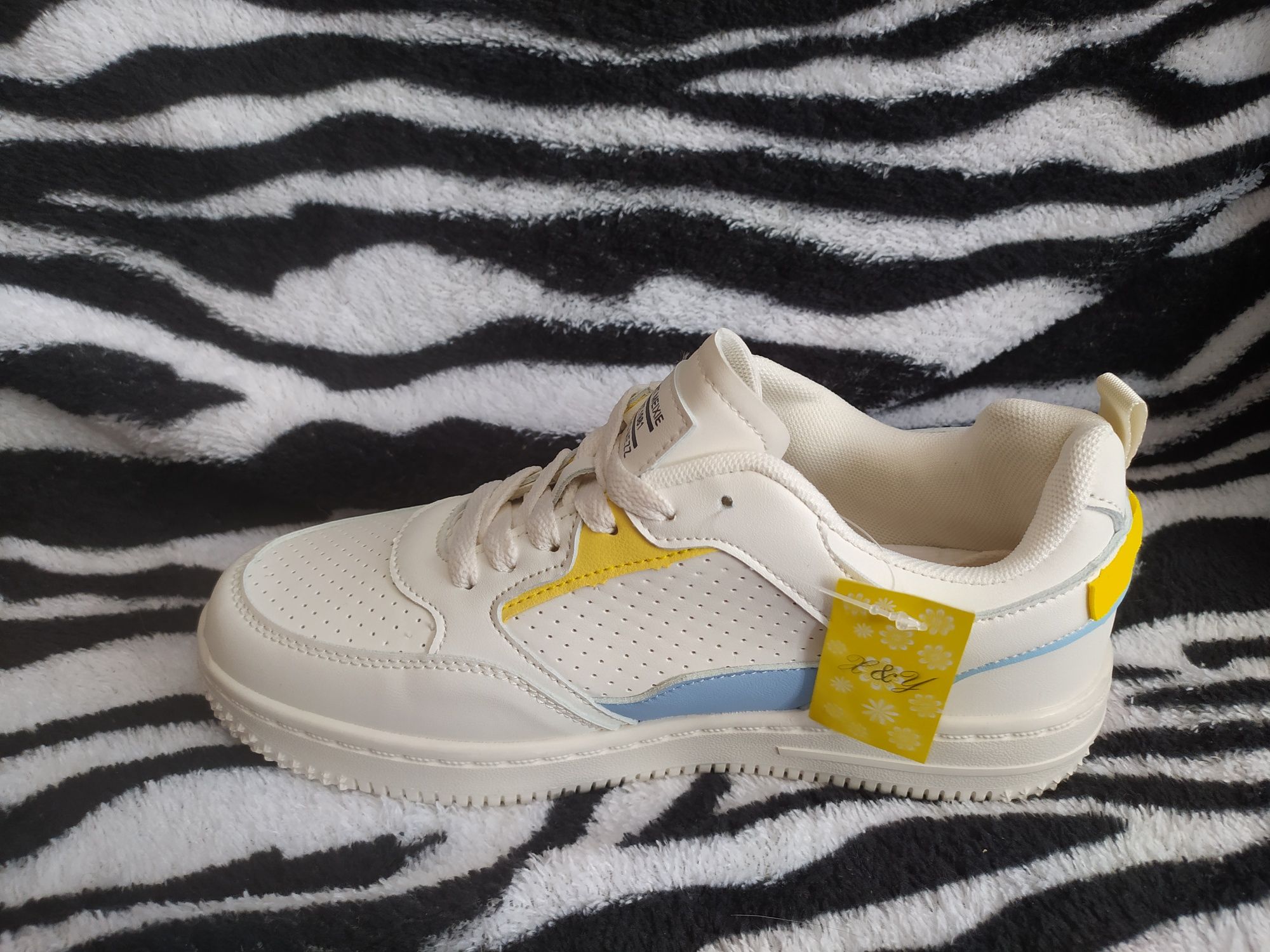 Белые кроссовки желто-голубые вставки 38,39