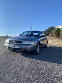 Audi A4 carro cinzento