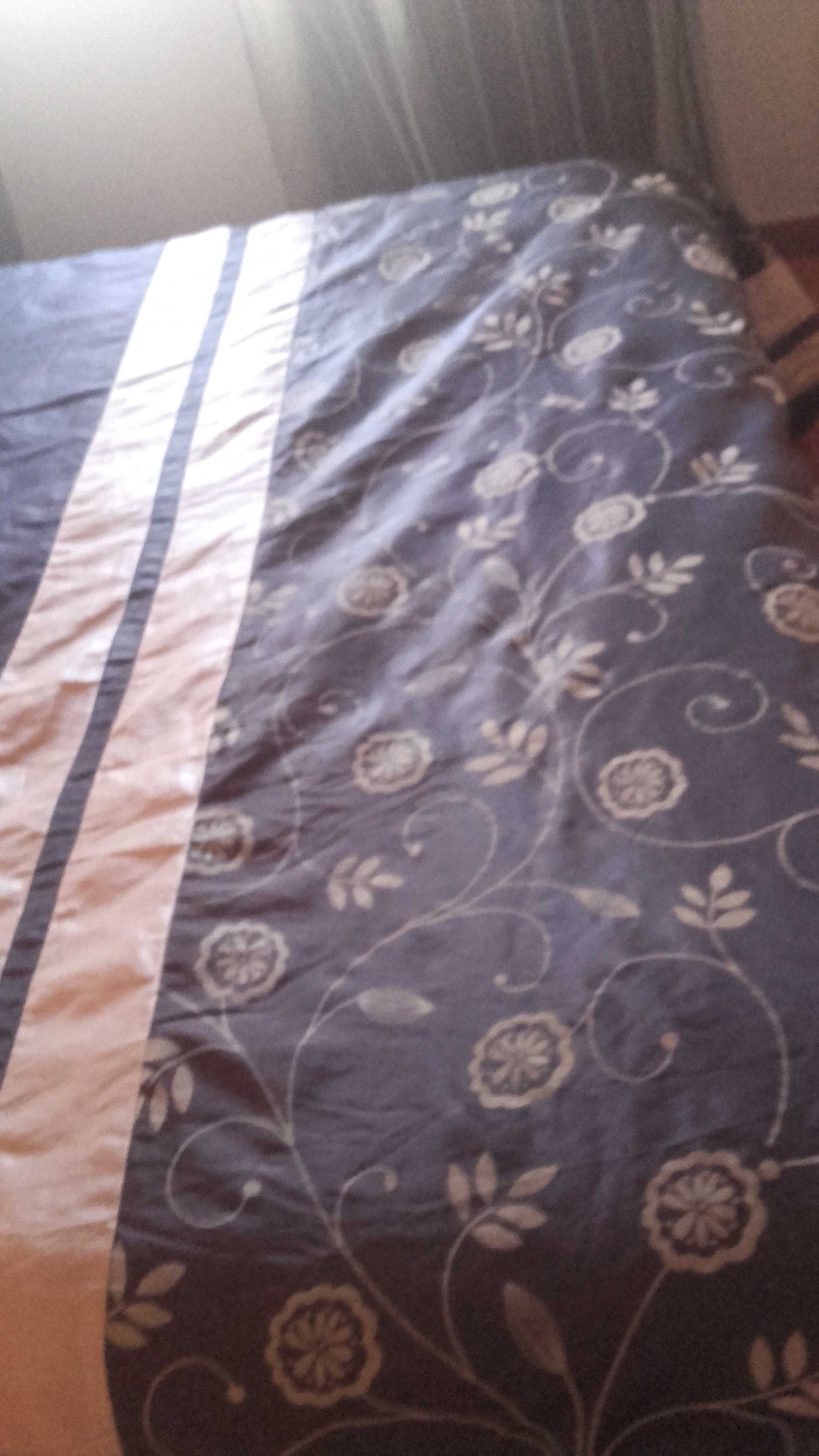 Colcha para cama de casal grande em tons dourada e castanha bom estado