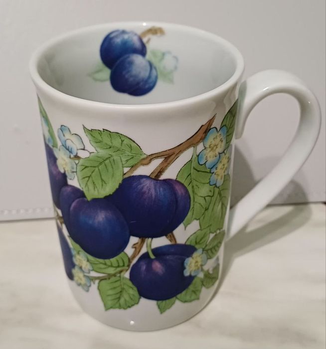 Керамическая кружка с рисунком слив. 
Кружка белого цвета с изображени
