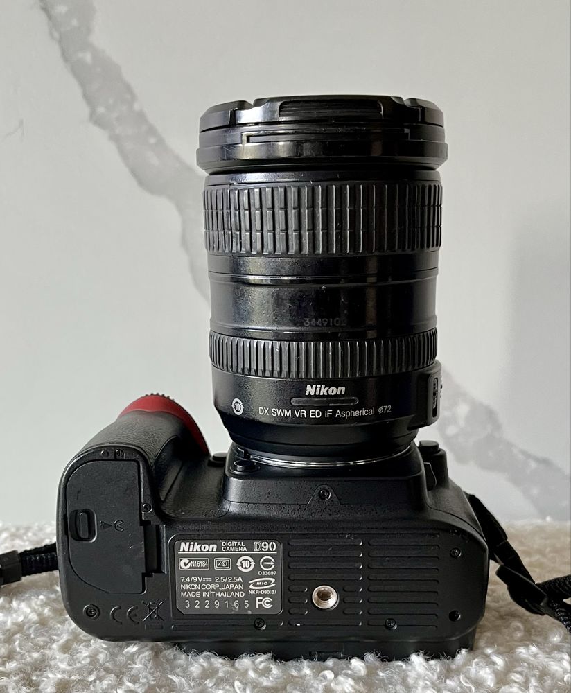 Aparat Nikon D90 z obiektywem i adapterem i bateriami oraz ładowarką