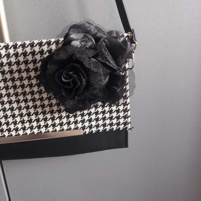 Broszka do ubran torebek czarna