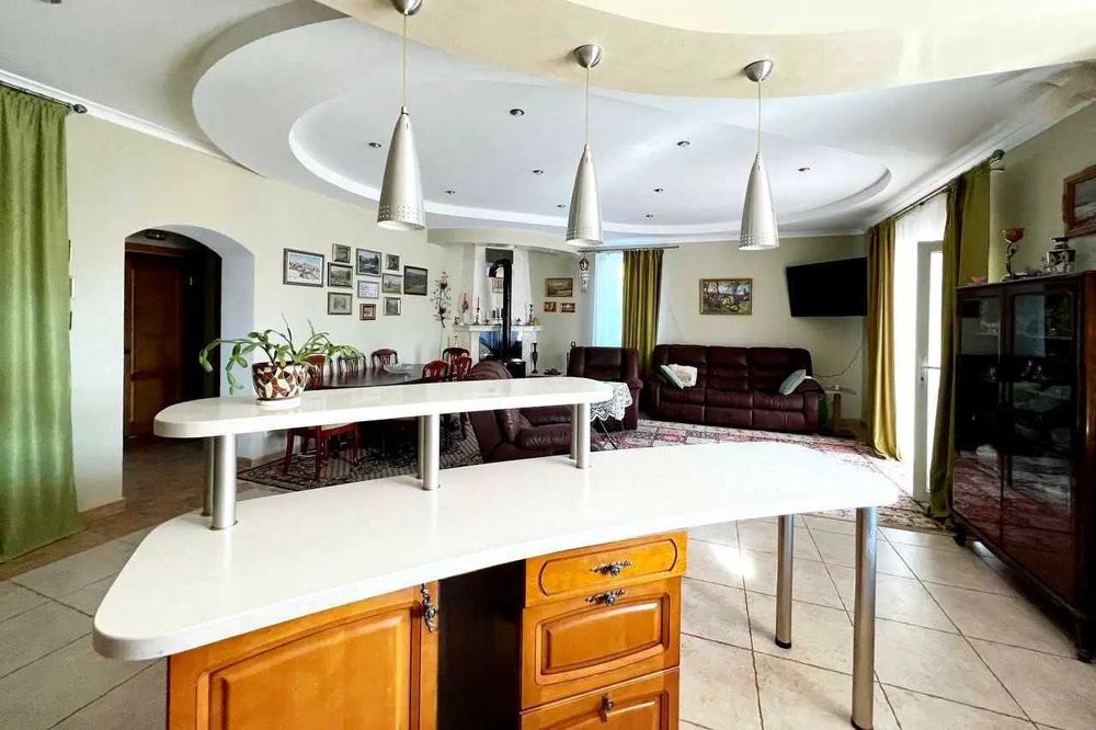 Продаж жилого будинку. Газ,камін,твердопалевний котел,гараж,підвал.