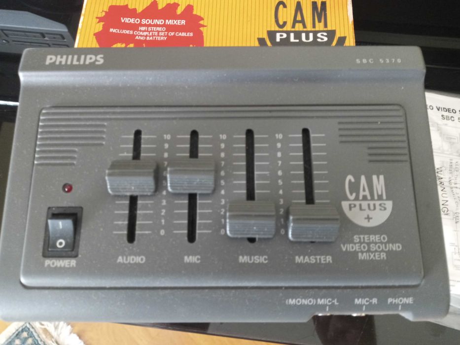 Mini mesa de som Philips.