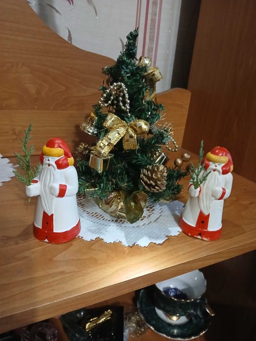 Dekoracja świąteczna choinka i mikołaje z PRL