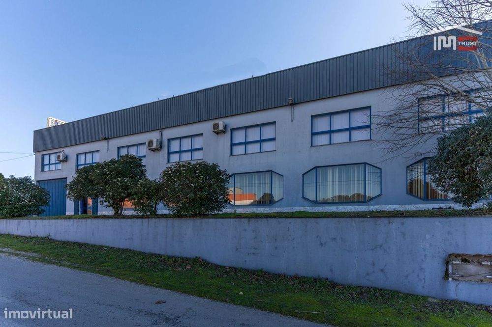 3 Armazéns (2240 M2)  Para Venda Mais Um Terreno Com 2987 M2 (Ourém)