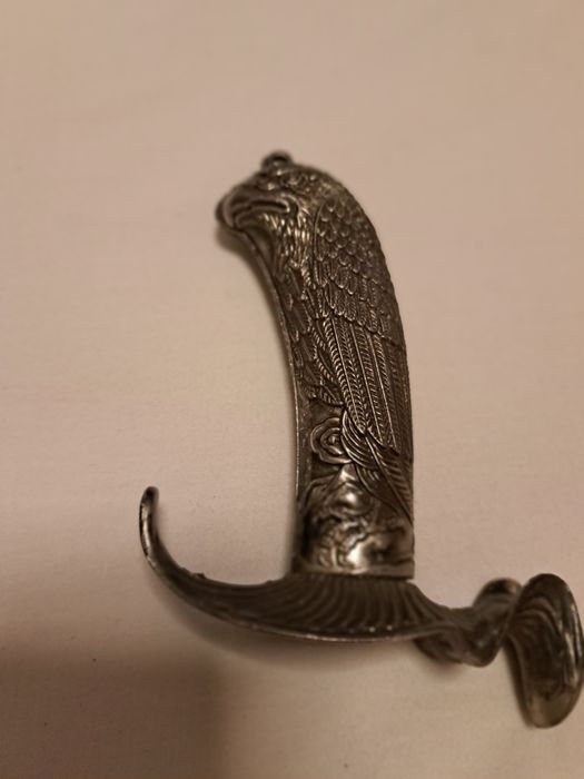 Matalowa rękojeść z motywem ptaka