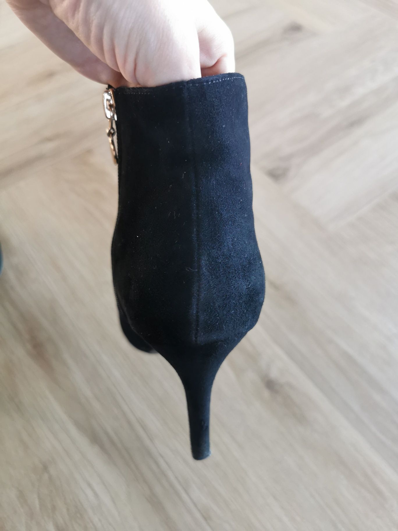 Botki zamszowe na obcasie