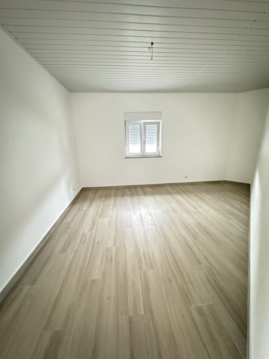 Moradia com expaço exterior ensolarado