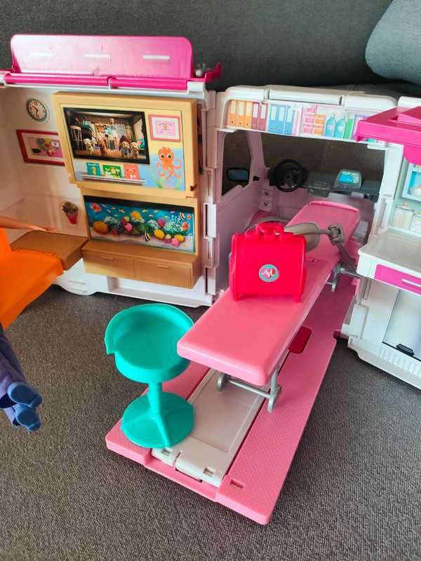 Karetka mobilna Barbie Mattel światła i dźwięki akcesoria