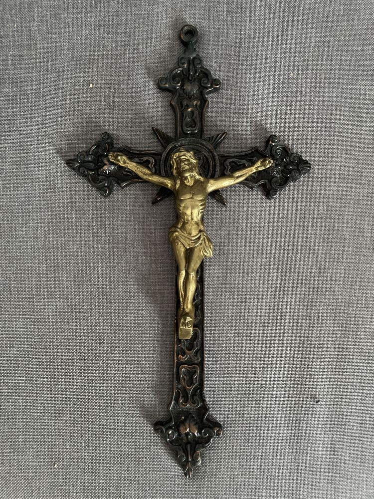 Crucifixo de metal antigo