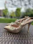 Stilettos/ sapatos de salto alto com tachas e fivelas