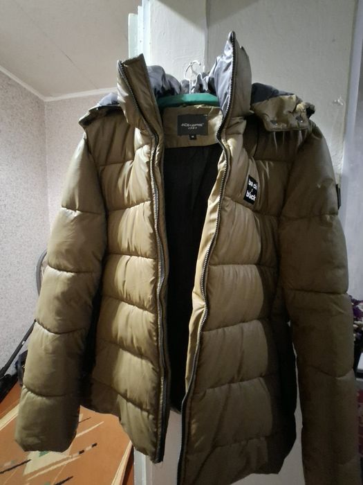 Тепла. Легка та зручна зимова курточка.