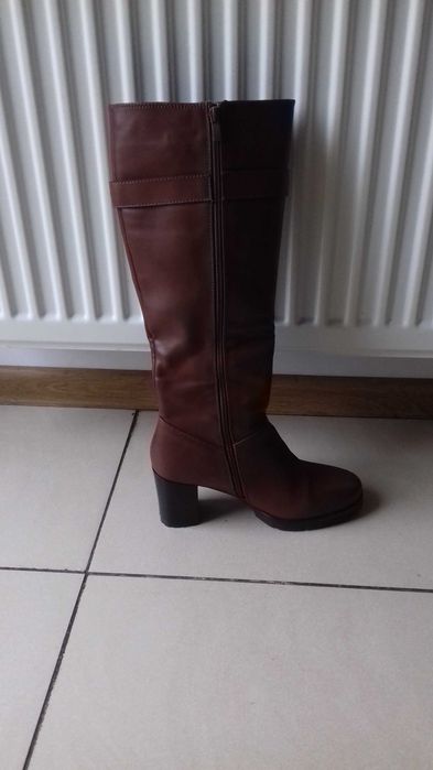 Brązowe kozaki na słupku w rozmiarze 38.