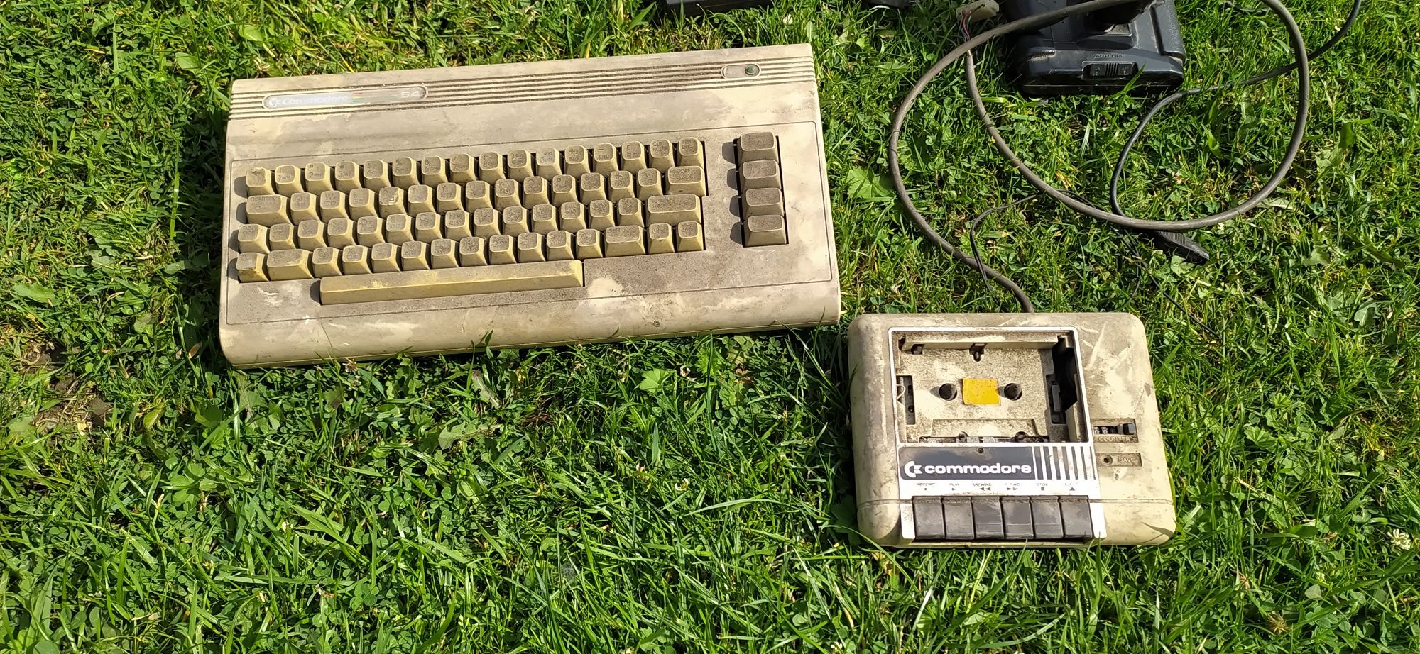 Sprzedam Commodore C64 z magnetofon , joystici