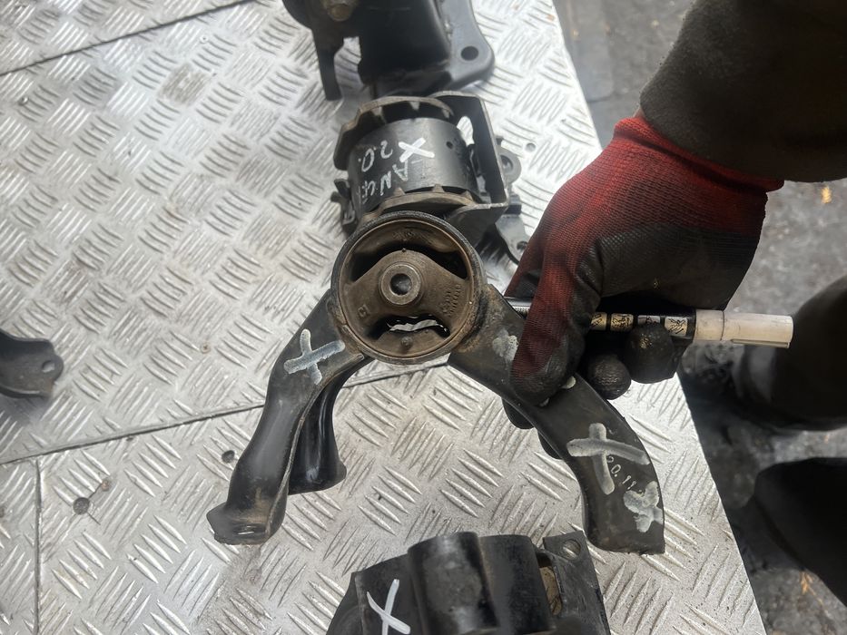 Подушка двигателя мотора коробки лансер 10 lanser x обьем 2.0 1.6 1.5