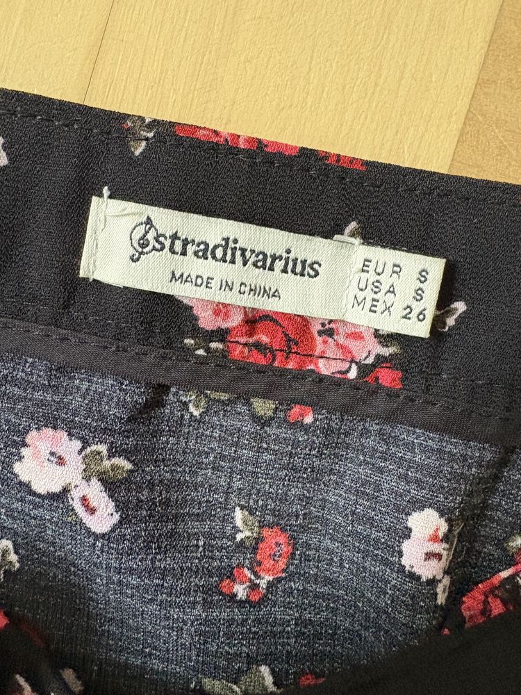 Czarne spódnico-spodenki w kwiaty z paskiem stradivarius