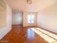 T3 penthouse remodelado, cheio de luz, junto às Amoreiras