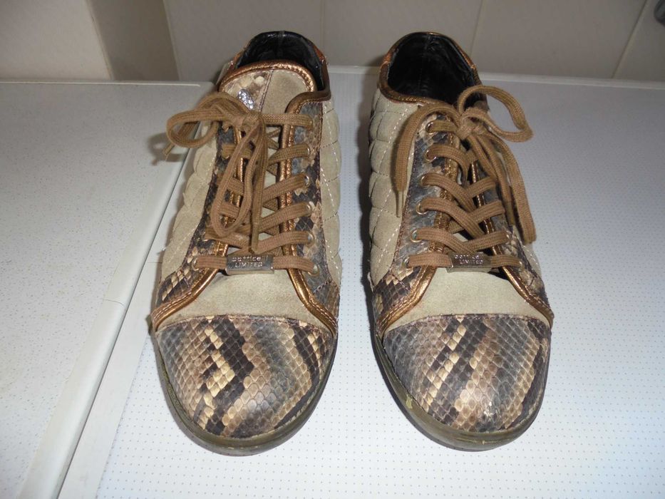 ténis de senhora muito práticos