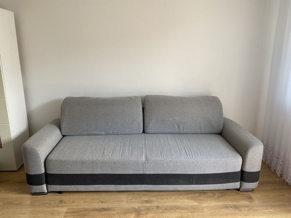 Duza szara sofa, rozkladana, z pojemnikiem na posciel