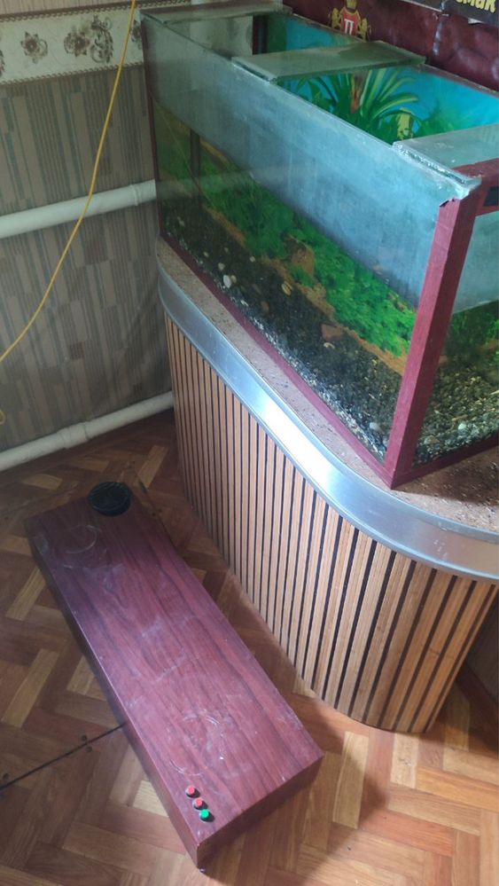 Продам акваріум разом з тумбою, кришкою та грунтом