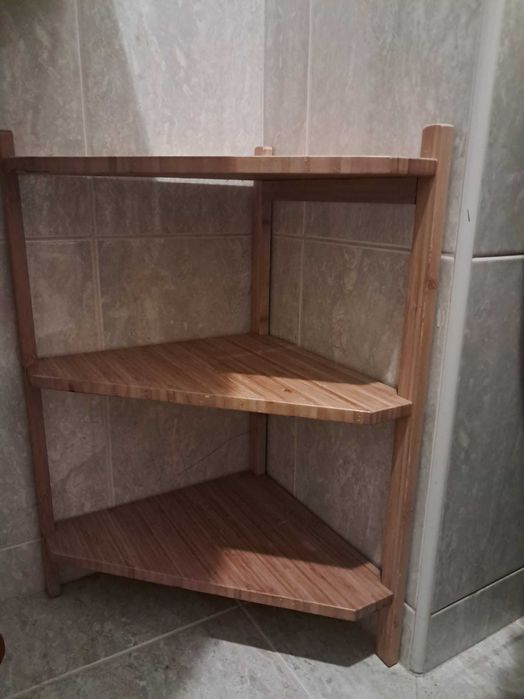 Vendo 3 estantes e e 2 armários de arrumação