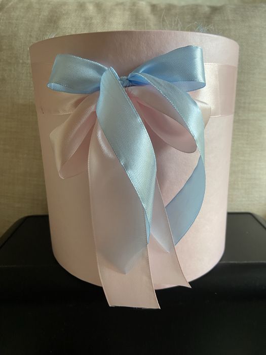 Кругла , гарна подарочная коробочка