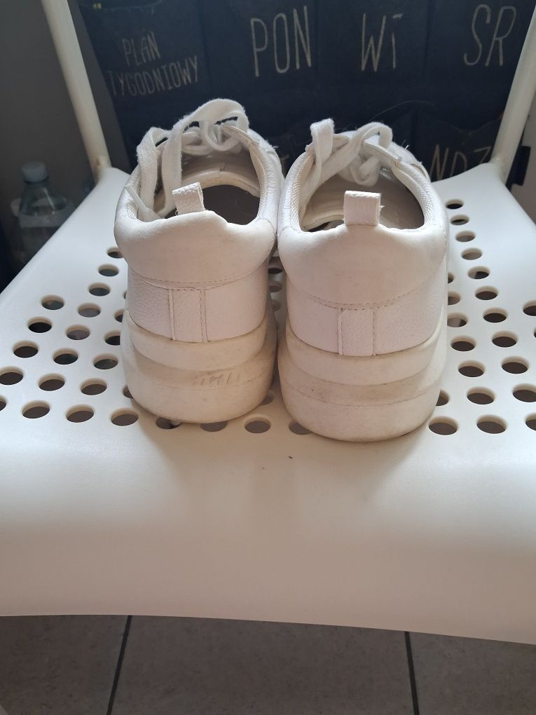 Białe adidasy F&F