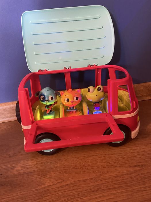 Muzyczny autobus z wesołymi pasażerami