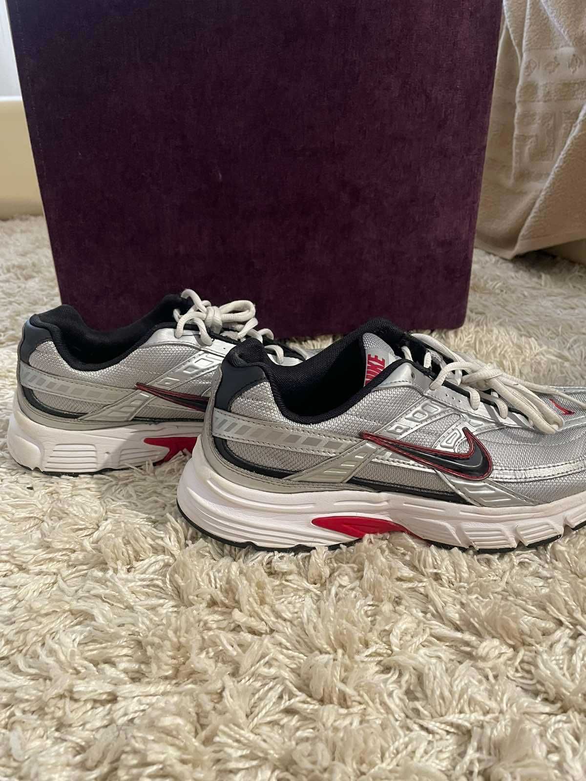 Кросівки  фірми NIKE