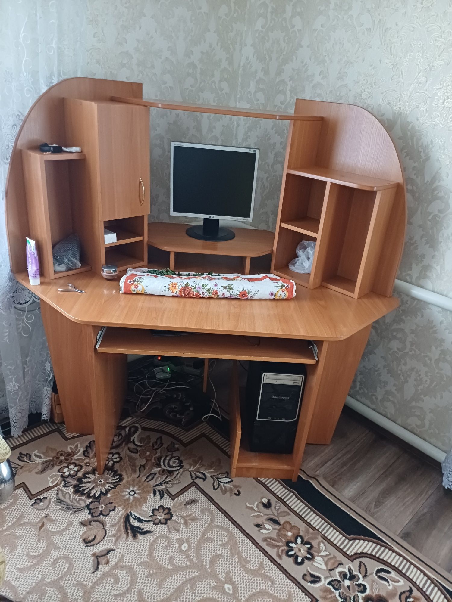 Комп'ютерний стіл