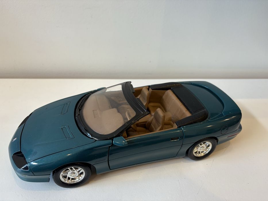 Model Chevrolet Camaro 1:18 ERTL (bburago maisto ertl)