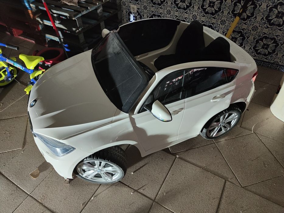 BMW X6 elétrico criança