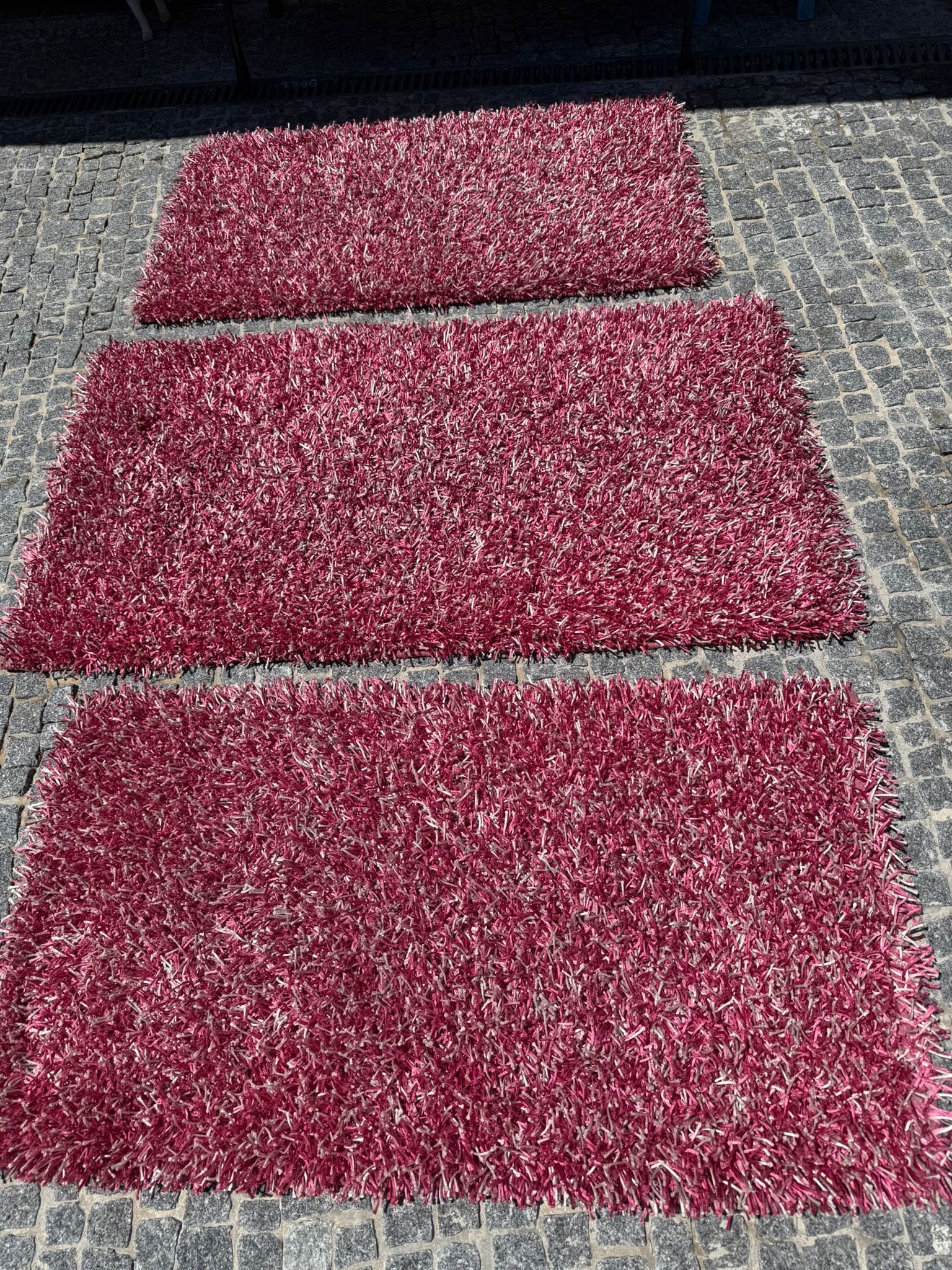 Trio de tapetes rosa e branco