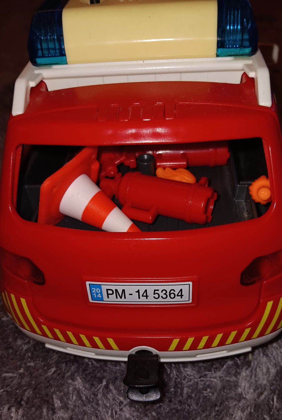 Carro dos bombeiros da Playmobil em otimo estado com os 2 tripulantes