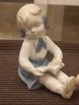 Porcelanowa figurka dziewczynki