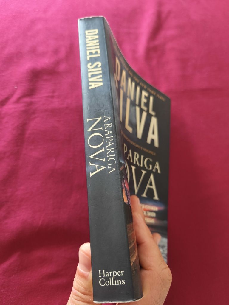 Livro "A rapariga nova" do escritor Daniel Silva