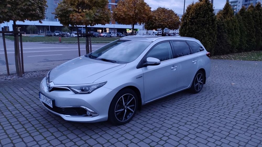 Toyota Auris 1,8 hybryda Salon PL