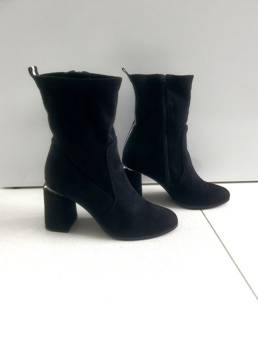 Botki czarne na słupku