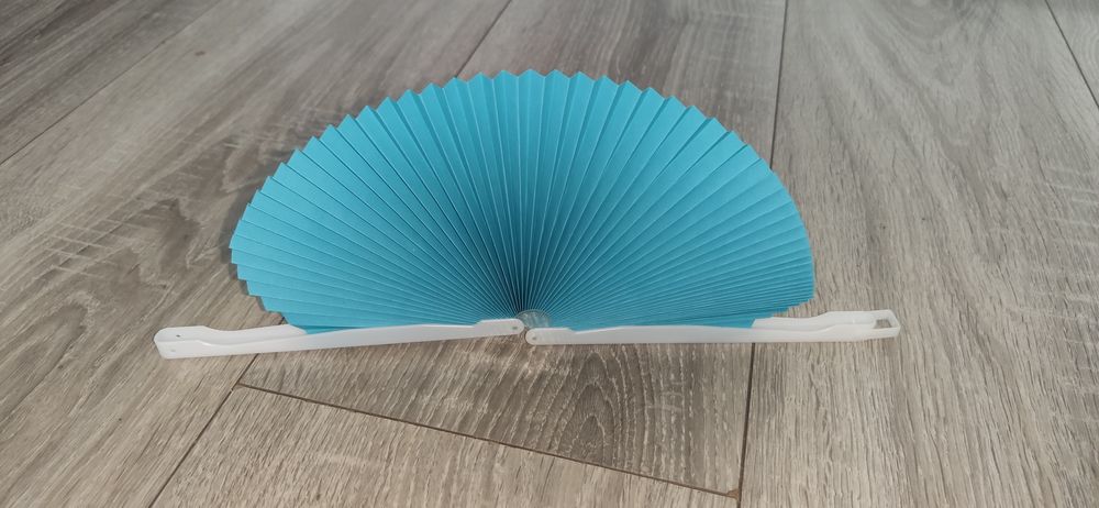 Niebieski wachlarz papierowy