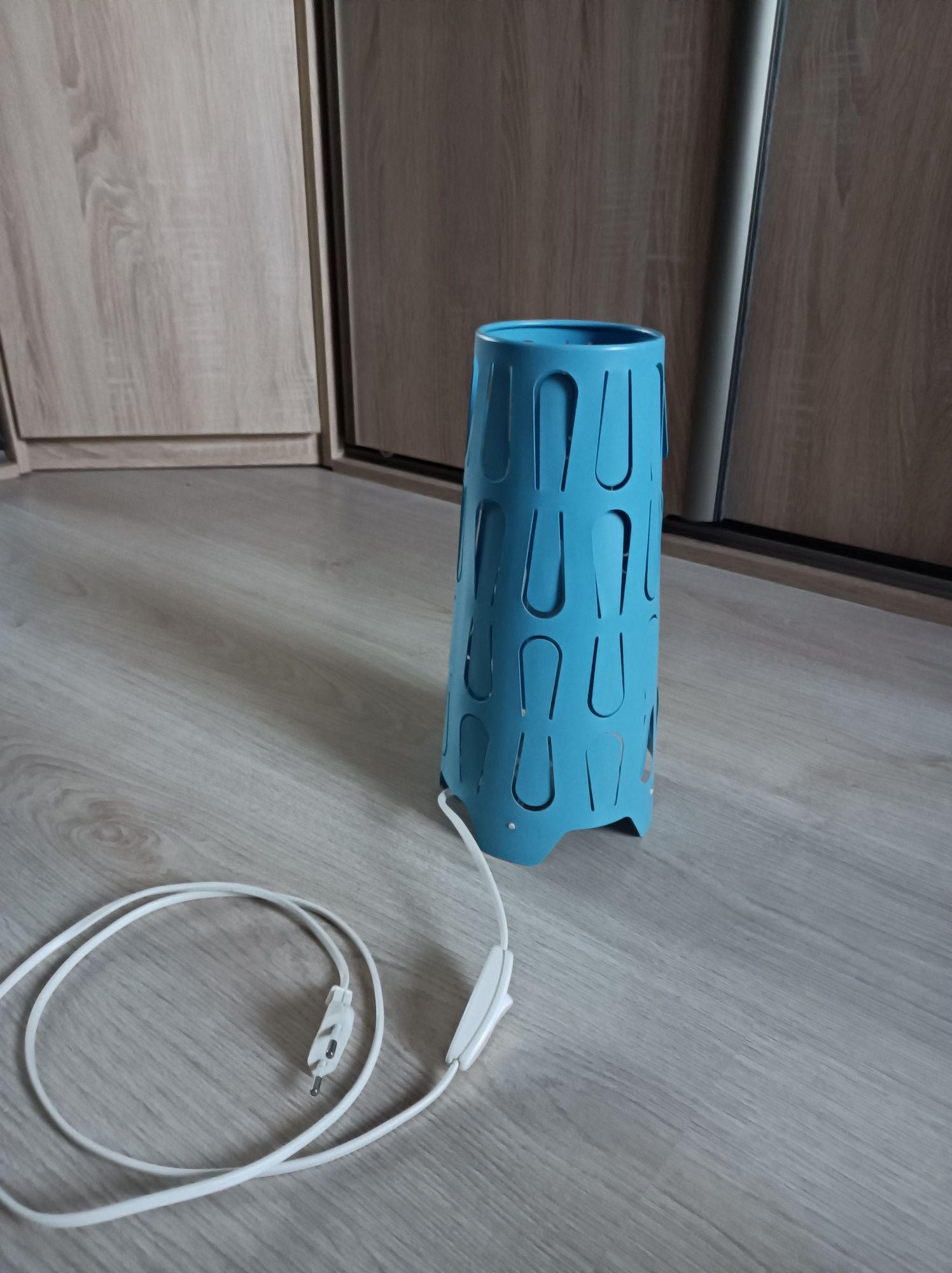 Lampka nocna Ikea Kajuta metalowa w kolorze niebieskim