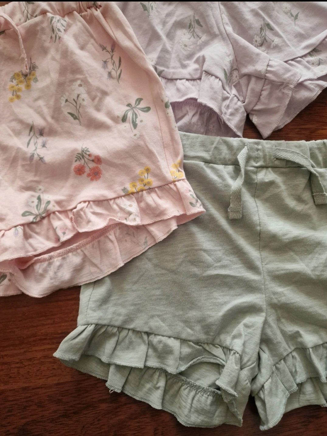 H&M krótkie spodenki szorty z falbankami 3-pak kwiaty 98 nowe