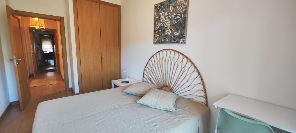 Arrendo quarto com wc privativo e varanda