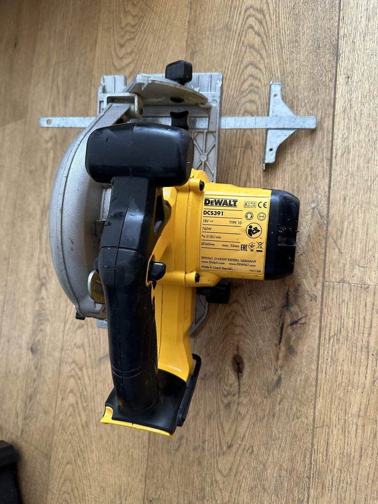 Дискова пила Dewalt DCS391