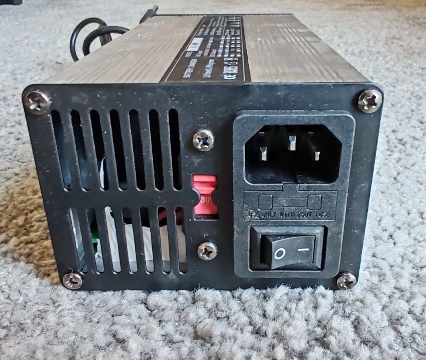 Carregador 84V 3A para Baterias de Lítio – NOVO e na Caixa!