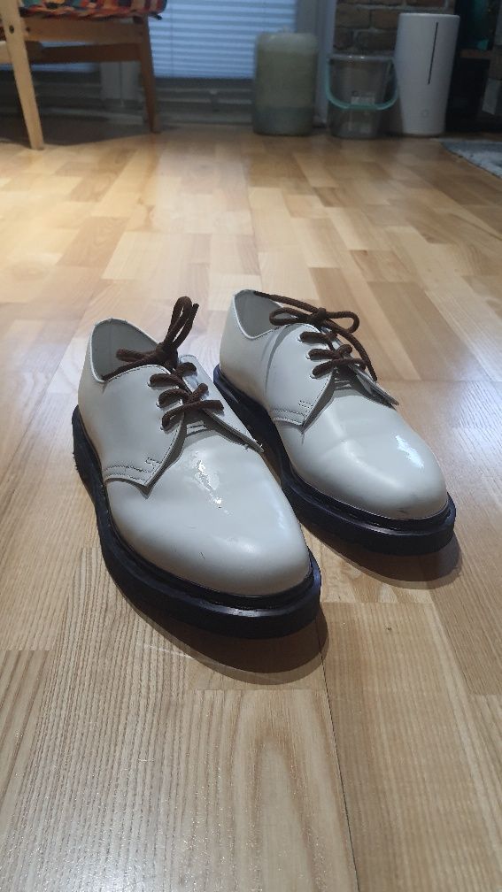 Białe Dr. Martens