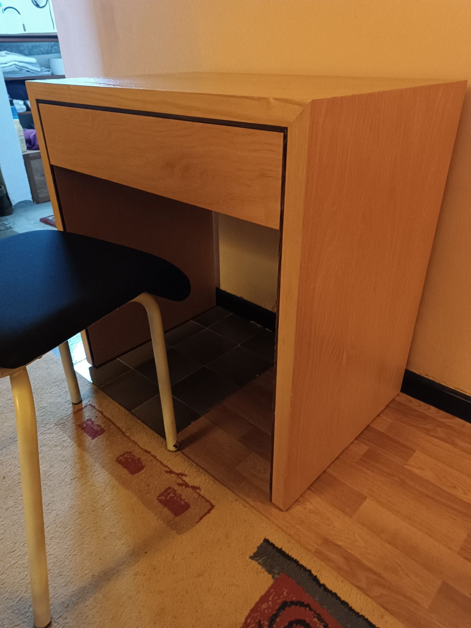 Secretária.      56€