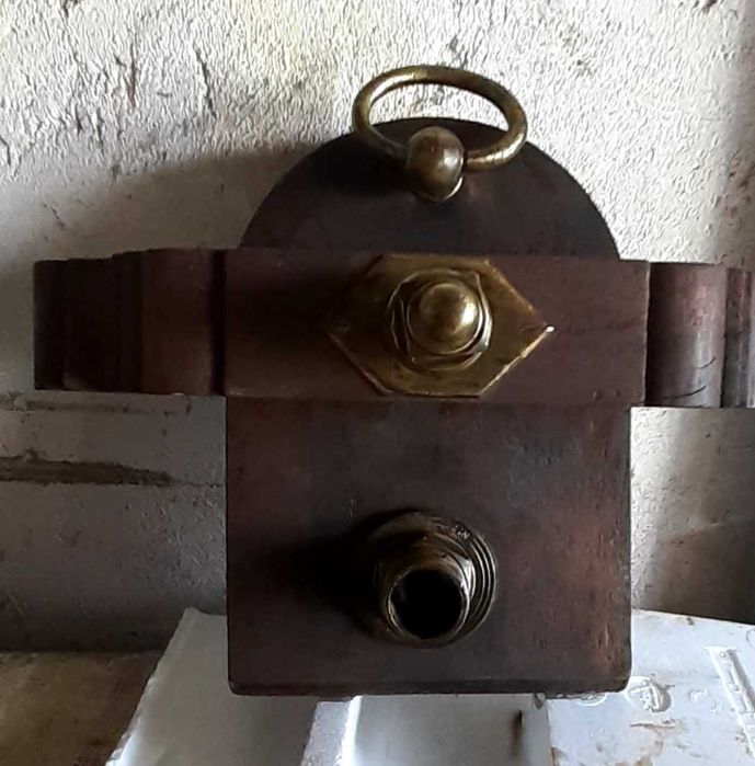 Postigo de depósito de vinho antiga e completa