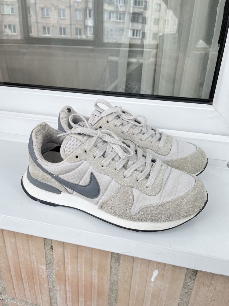 Nike wmns internationalist "LIGHT BONE"